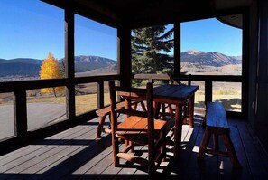 Outdoor dining - Sunlight Ridge Retreat, Luxury, Hot tub, Views! (Mt. Crested Butte)