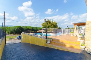 Property grounds - Club Villamar - Sunny villa with nice garden, fenced swimming pool and barbecue (Sils)