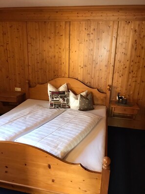 1 bedroom, travel cot, free WiFi, bed sheets