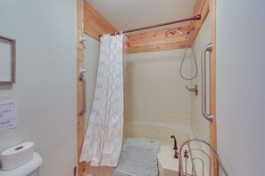 Free toiletries, towels - Paradise Cottage: Trail Access Nearby (Paradise)