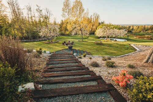 Charming Hilltop Getaway - Valley and Water Views