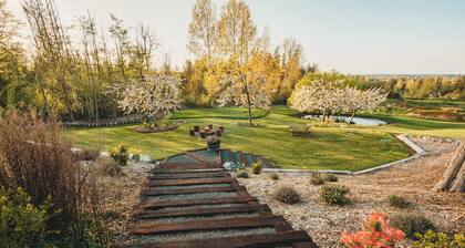 Charming Hilltop Getaway - Valley and Water Views