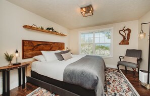 3 bedrooms, desk, iron/ironing board, travel crib