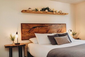 3 bedrooms, desk, iron/ironing board, travel cot