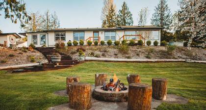 Charming Hilltop Getaway - Valley and Water Views