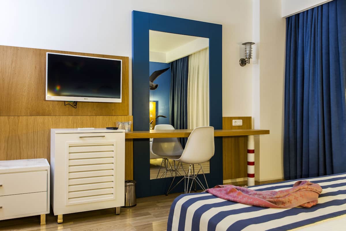 Free minibar, in-room safe, desk, laptop workspace