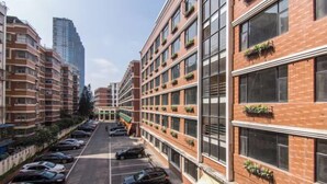 A multi-story residential building with a parking lot in front. - Great Wall Hotel (Xiamen)