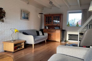 Smart-tv, een open haard en een stereo