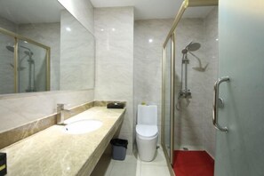 A modern bathroom with a marble vanity, a toilet, and a glass-enclosed shower area. - Fuxiang Hotel (Foshan Shunde Lunjiao Branch) (Foshan)