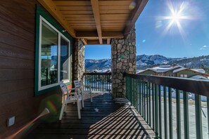 Property grounds - Spectacular View Ski-in Ski-Out Mammoth Mtn JSL 2 Bdrm!! (Mammoth Lakes)