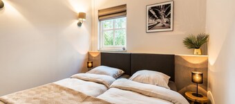 Vakkert landsted nær  sanddyner med innendørs svømmebasseng og velvære.