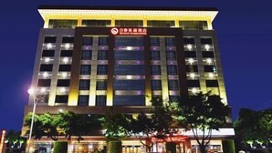 A multi-story hotel with a prominent sign in the center. - Richun Teaism Hotel (Quanzhou)