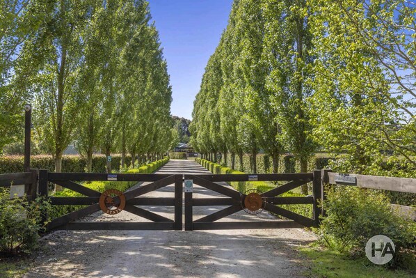 Property grounds - One of a kind - FarmStay 'Maple Cottage' on Melbournes' Mornington Peninsula (Tyabb)