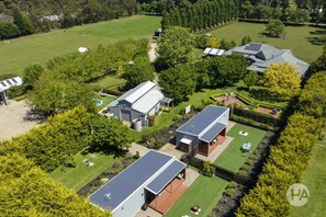Exterior - One of a kind - FarmStay 'Maple Cottage' on Melbournes' Mornington Peninsula (Tyabb)