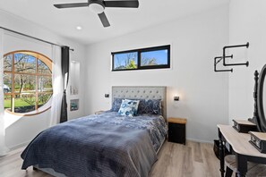 2 bedrooms, desk, iron/ironing board, free WiFi - One of a kind - FarmStay 'Maple Cottage' on Melbournes' Mornington Peninsula (Tyabb)