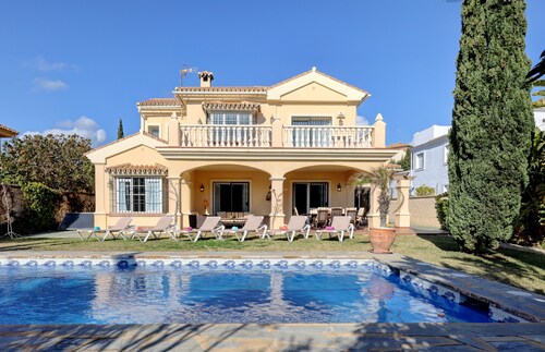 Villa Majestic with Mountain View, Pool and Wi-Fi