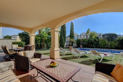 Villa Majestic with Mountain View, Pool and Wi-Fi
