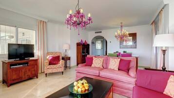 Televisión, reproductor de DVD y estéreo