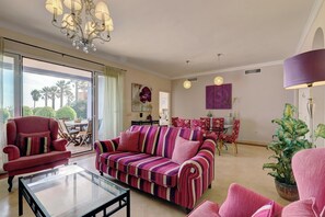 Télévision, cheminée, lecteur de DVD