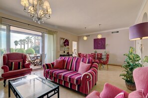 TV, caminetto, lettore DVD