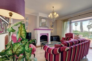 TV, fireplace, DVD player - Apartment La Perla de Marrakech 12 with Sea View and Wi-Fi (Casares Costa)