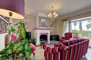 TV, caminetto, lettore DVD