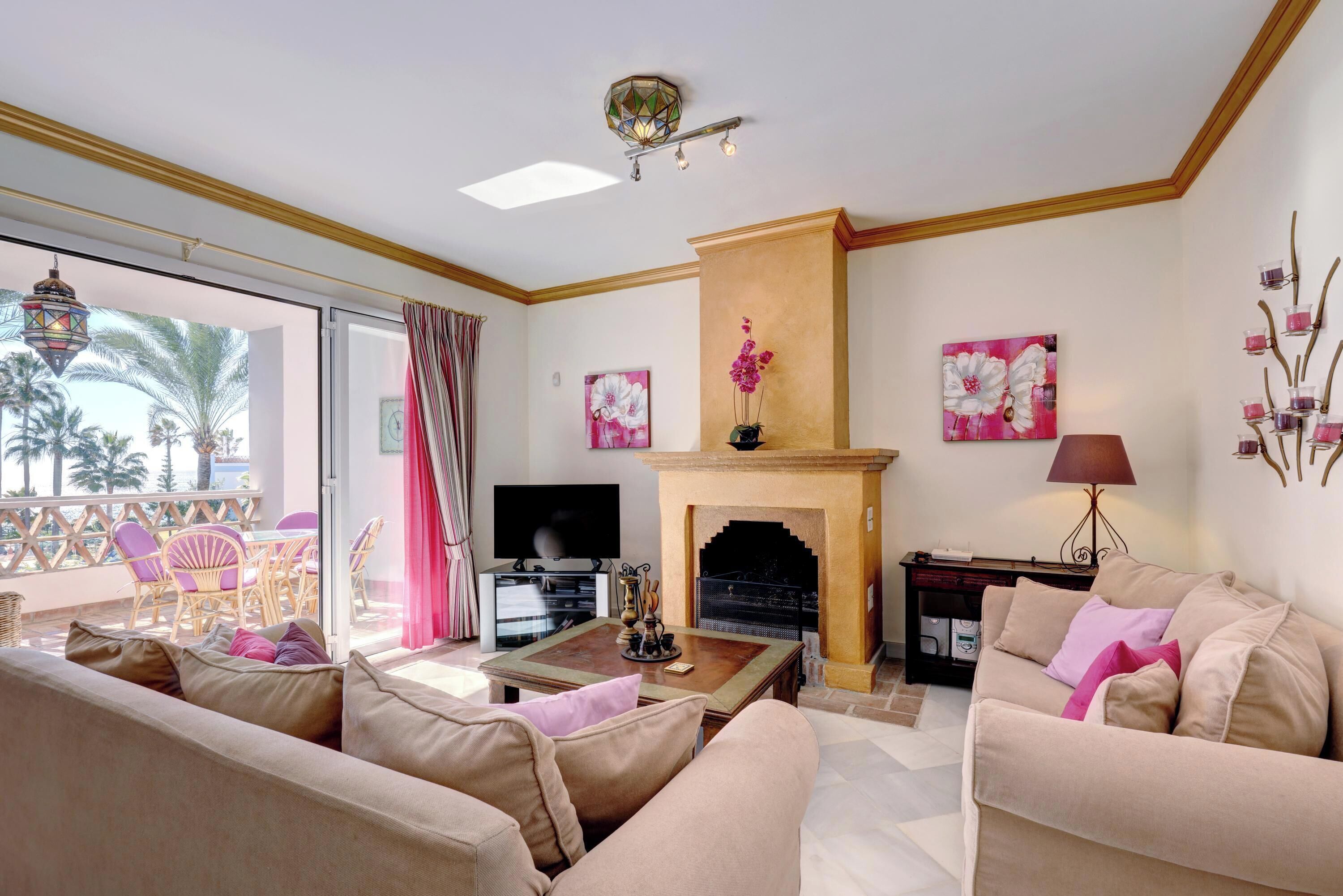 テレビ、暖炉、DVD プレーヤー、ステレオ