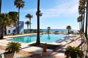 A heated pool - Apartment La Perla de Marakech 2 with Sea View and Wi-Fi (Casares Costa)
