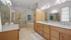 Combined shower/bathtub, hair dryer, towels - Villa Jill - 3/3 Gulf Access Home w/Electric Heated Pool/Spa and Boat Lift (Cape Coral)
