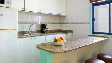 Geladeira, micro-ondas, cooktop, cafeteira/chaleira