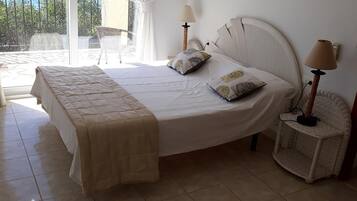 4 bedrooms, iron/ironing board, free WiFi, bed sheets