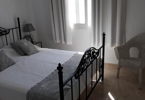 4 bedrooms, iron/ironing board, free WiFi, bed sheets - "Villa Casa Pinosierra" with Sea View, Pool, Wi-Fi, Garden & Terrace (Mojácar)