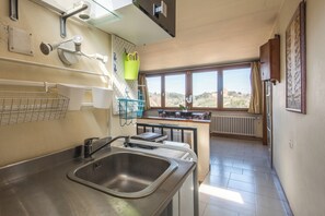 Kühlschrank, Mikrowelle, Herdplatte, Wasserkocher mit Kaffee-/Teezubehör