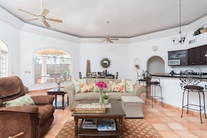 TV, books - Feel a sense of peaceful privacy close to the beach in Palm Paradise House @ Las Conchas (Puerto Peñasco)