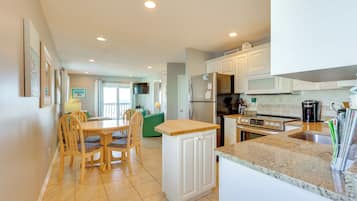 Coffee/tea maker, fridge, microwave, stovetop
