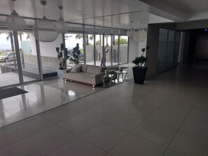Lobby sitting area - GLOBALSTAY. Ocean View Apartments. Pool. Gym (Lima)