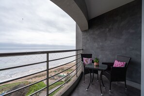 Superior Apartment, 2 Bedrooms, Pool Access, Ocean View | Terrace/patio - GLOBALSTAY. Ocean View Apartments. Pool. Gym (Lima)