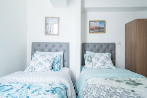 Superior Apartment, 2 Bedrooms, Pool Access, Ocean View | 2 bedrooms, individually decorated, individually furnished, desk