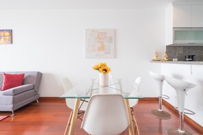 Superior Apartment, 2 Bedrooms, Pool Access, Ocean View | Dining room - GLOBALSTAY. Ocean View Apartments. Pool. Gym (Lima)