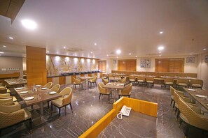 Breakfast, lunch, dinner served; international cuisine  - Comfort Inn Kaikaluru (Kaikalur)
