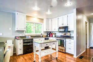 Fridge, microwave, oven, stovetop - 18906 - 6 Zapato Circle (Hot Springs)