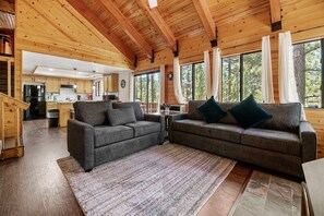 Una Smart TV, una chimenea