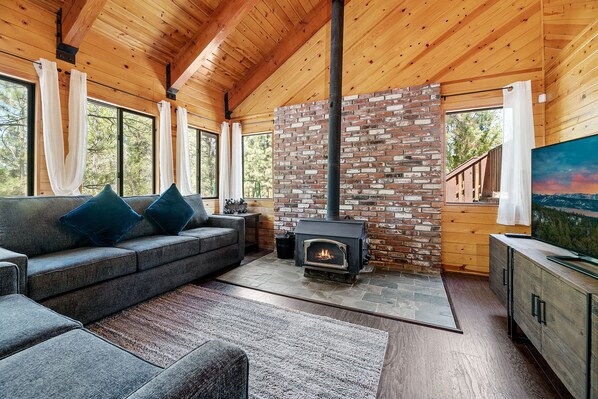 Una Smart TV, una chimenea