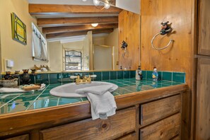 Douche, sèche-cheveux, serviettes fournies