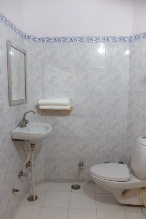 Een douche, gratis toiletartikelen, handdoeken