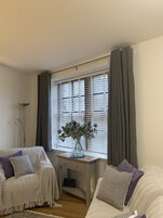 公寓 | 起居区 | 30-英寸电视 （配备有线频道）、壁炉