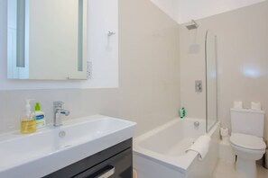 Basic Apartment, Multiple Beds | Bathroom | Hair dryer, towels, soap, shampoo - Stylish 2 Bedroom Apartment in Affluent Earls Court (London)