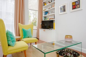 Appartamento Basic, letti multipli | Soggiorno | TV