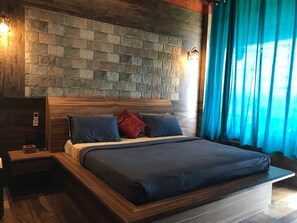 5 bedrooms, desk, WiFi, bed sheets