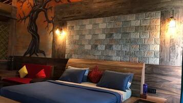 5 bedrooms, desk, WiFi, bed sheets